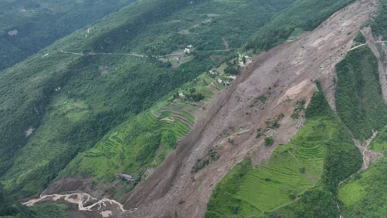 ฝนถล่มกุ้ยโจว ทำดินถล่มคร่า 2 ศพ สูญหายอีก 19 ราย ทหารระดมกำลังค้นหา