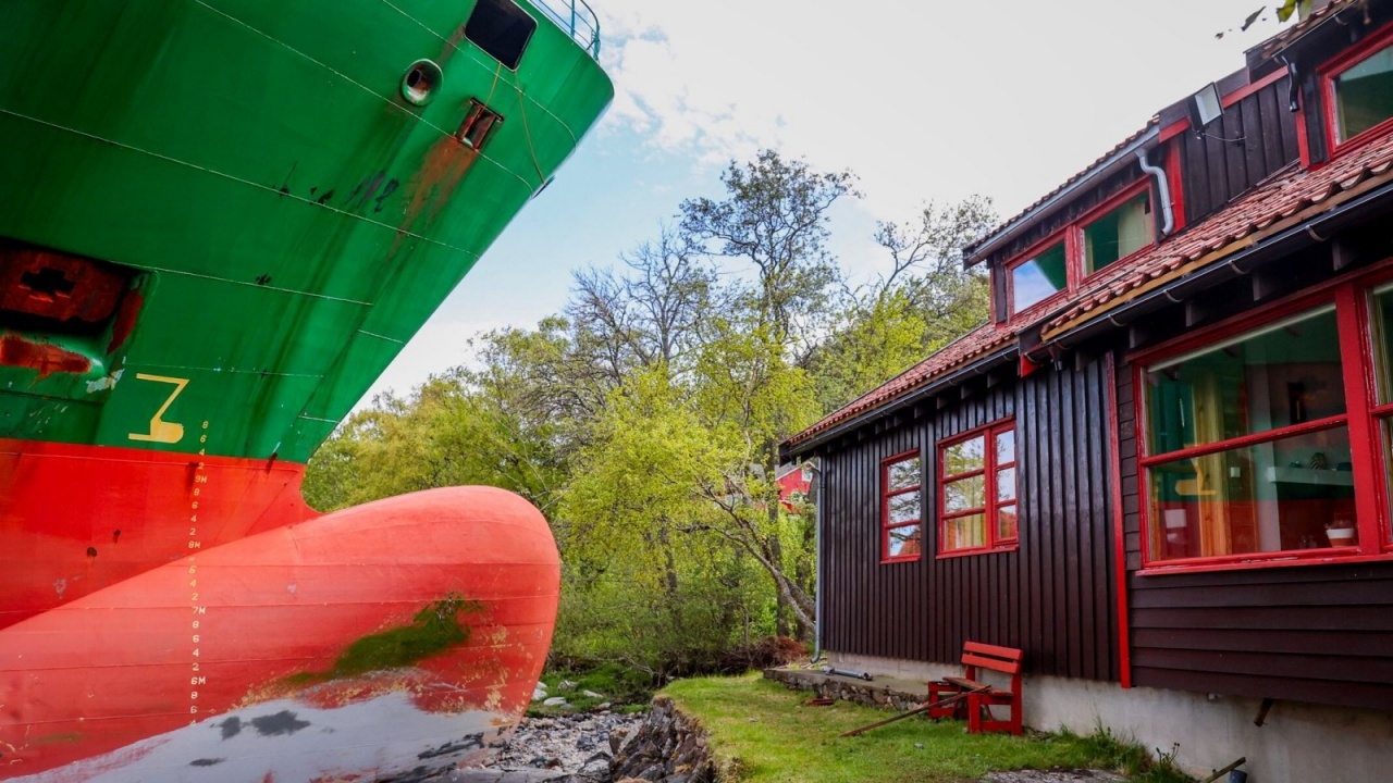 ชายนอร์เวย์ช็อค เรือสินค้า 135 ม. จอดเกยสวนหน้าบ้าน