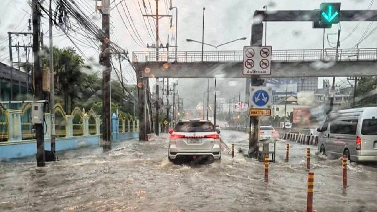 ฝนตกหนักภูเก็ต 3 อำเภออ่วม ถนนหลายสายจมบาดาล น้ำรอการระบาย
