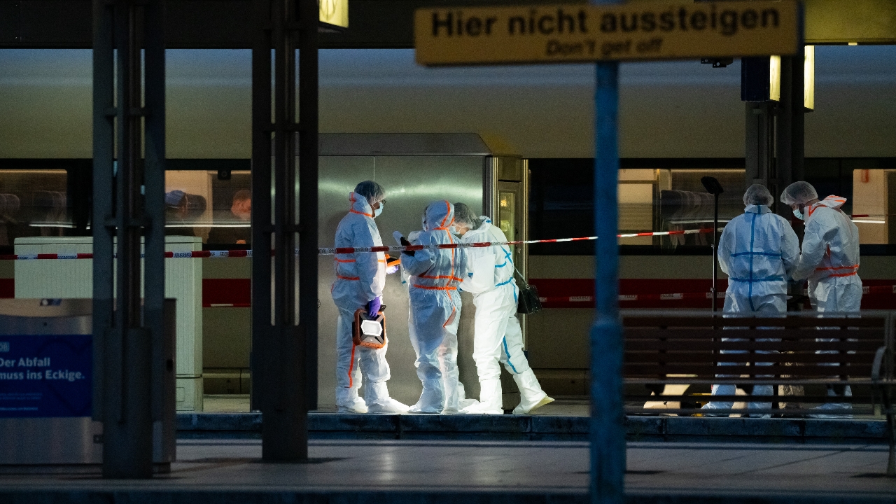 เกิดเหตุคนร้ายไล่แทงผู้คนที่สถานีรถไฟฮัมบวร์ก เยอรมนี เจ็บสาหัส 17 ราย ตร.จับผู้ก่อเหตุหญิงวัย 39 