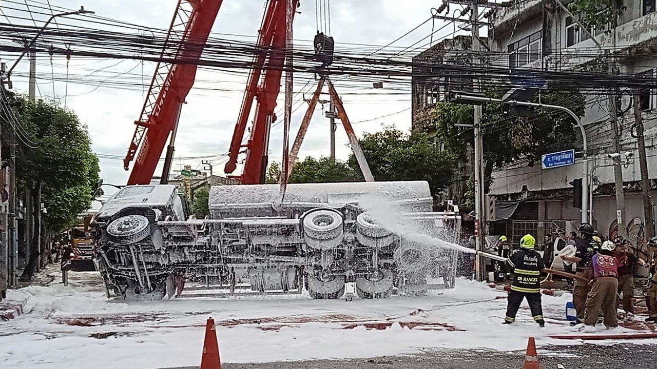 รถน้ำมัน-พลิก รถพ่วง 22 ล้อพุ่งชน! อพยพชาวบ้านวุ่น เคลียร์ถนน 14 ชม.