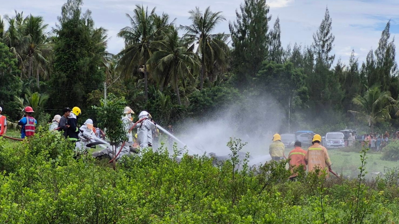 เกิดเหตุ "เฮลิคอปเตอร์" ตกบริเวณบ้านหนองพังพวย จ.ประจวบคีรีขันธ์