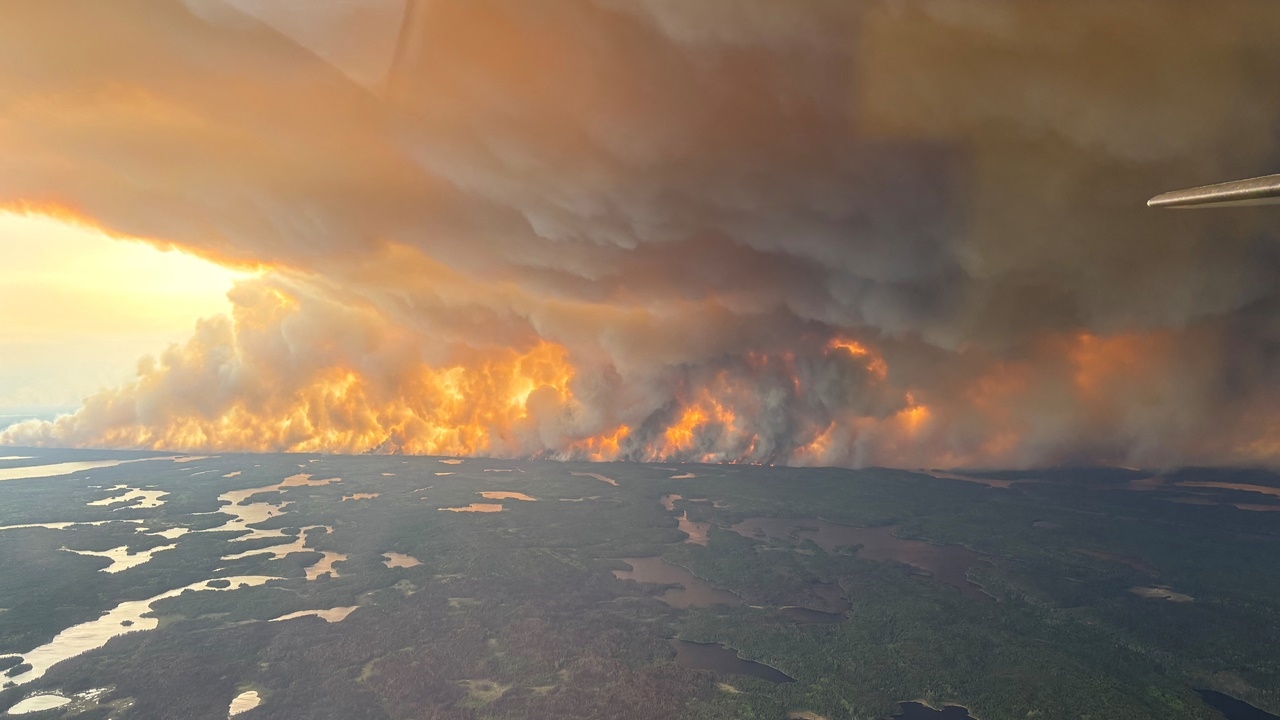 แคนาดาอ่วม ไฟป่าผลาญหลายสิบจุด ต้องอพยพ 25,000 คนใน 3 รัฐ