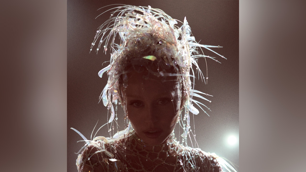 Miley Cyrus ปล่อยอัลบั้มใหม่ Something Beautiful พร้อมเอ็มวี Easy Lover