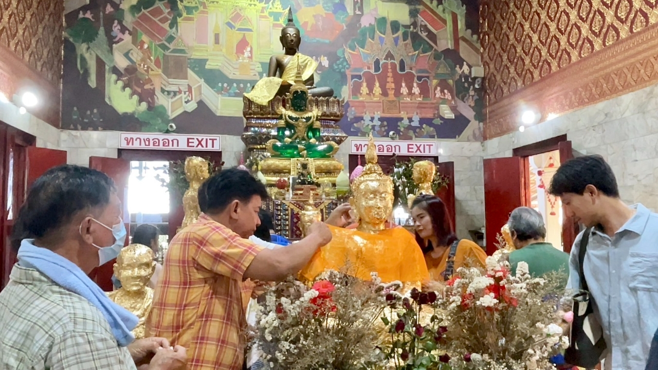 แห่ขอพร "หลวงพ่อปากแดง" ไม่พลาดส่อง "เลขเด็ด" อ่างน้ำมนต์เสี่ยงโชคงวดนี้