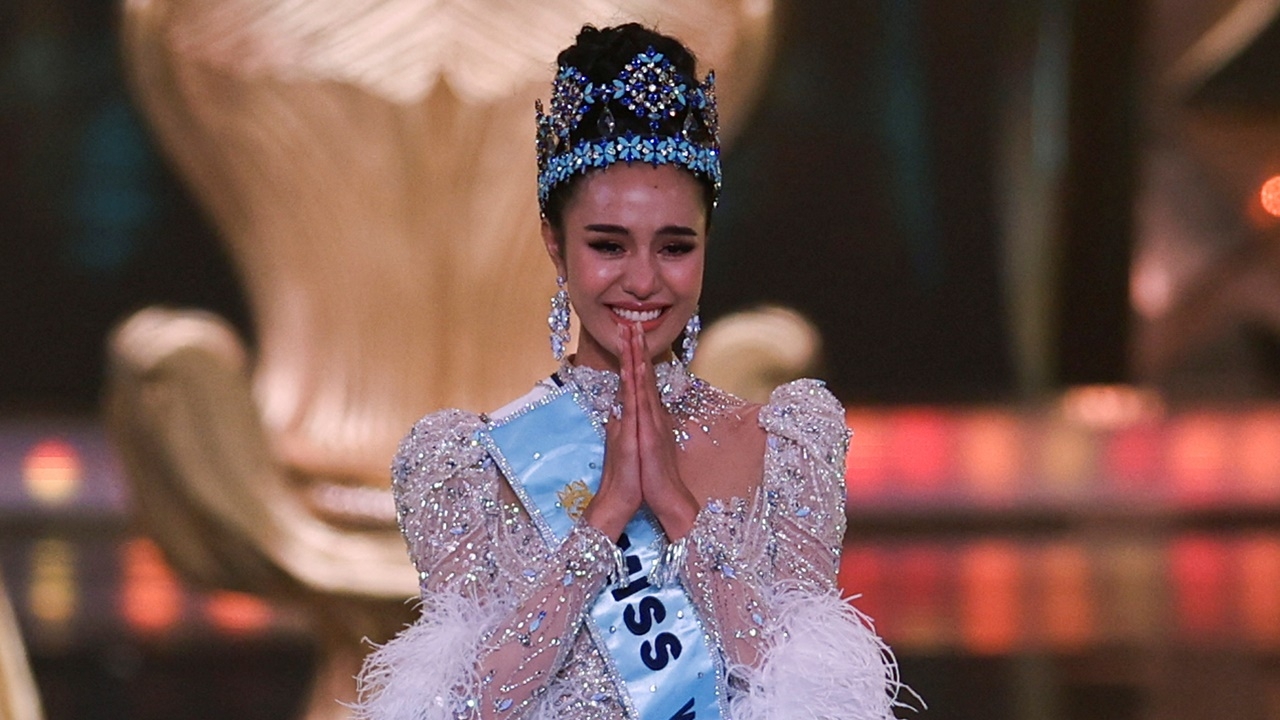 สื่อนอกตีข่าว โอปอล สุชาตา ชาวไทยคนแรกคว้ามงกุฎ Miss World 2025