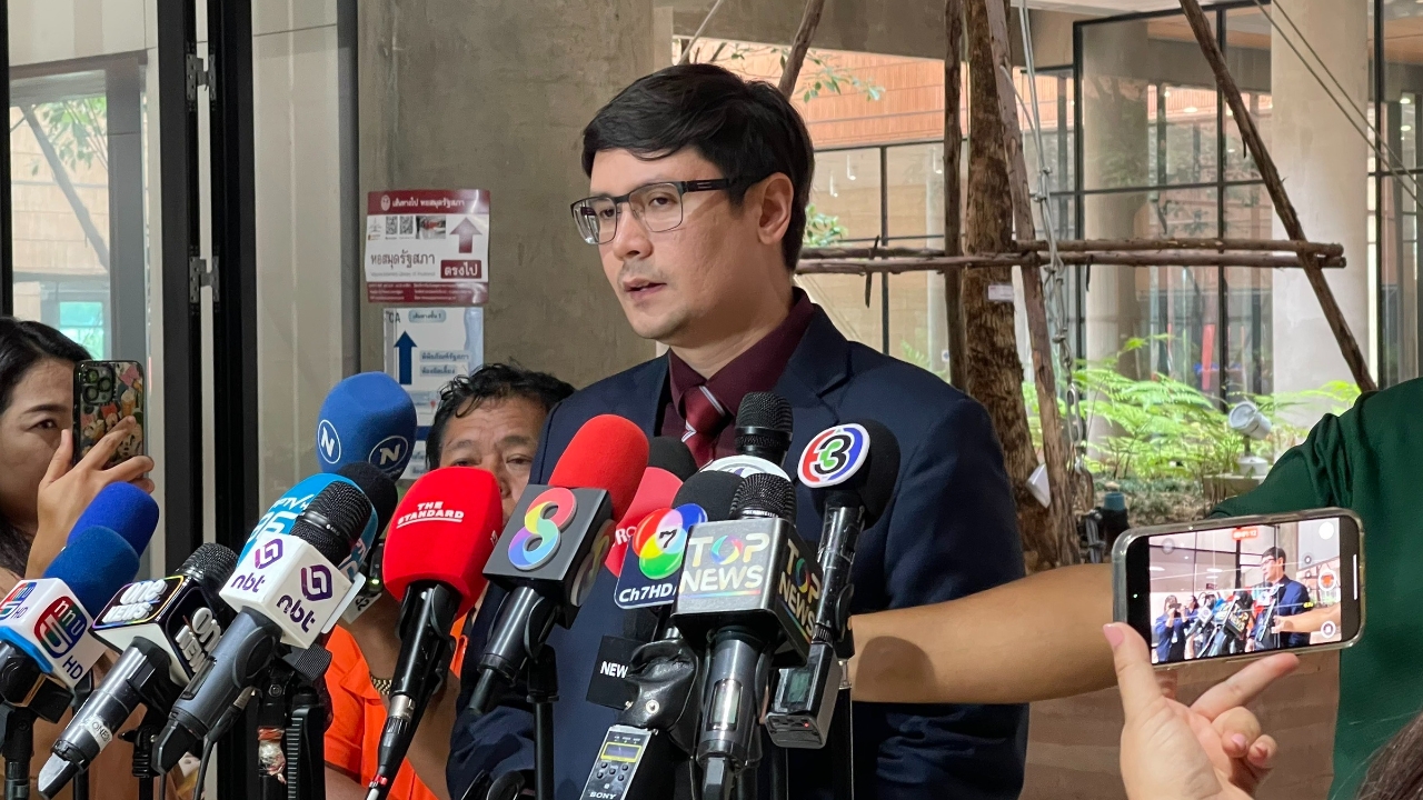 “โรม” น้อมรับคำวิจารณ์ ปชน. เห็นชอบเปลี่ยนชื่อ “พระคลังข้างที่” ปัดโยงคดี 44 สส.