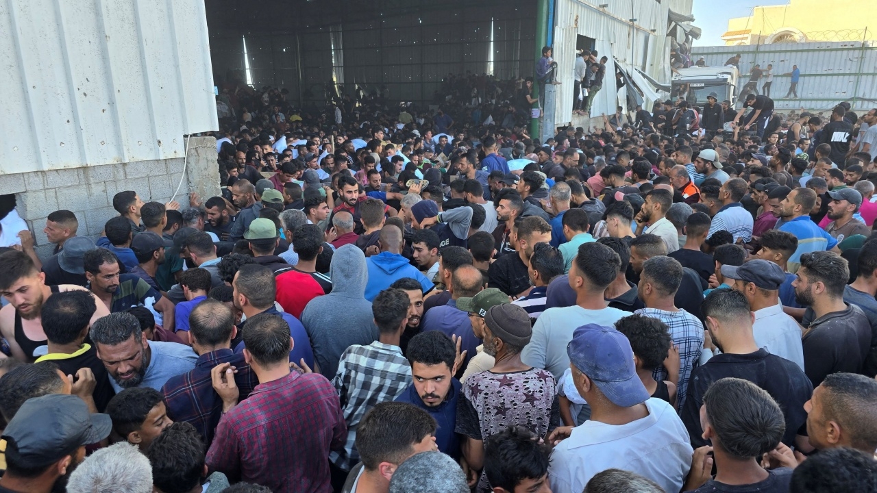 ฝูงชนผู้หิวโหยบุกคลังเก็บอาหารในกาซา แย่งชิงกระสอบแป้งและอาหารจนเกลี้ยง