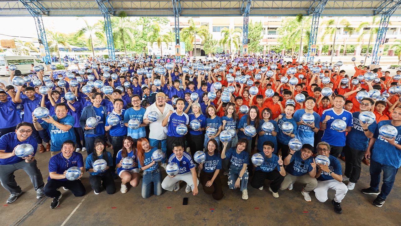 คิง เพาเวอร์ ผนึก “ลีซอ” เยือนเมืองย่าโม มอบลูกฟุตบอลที่ 980,000 สู่เป้าหมายล้านลูกปีนี้