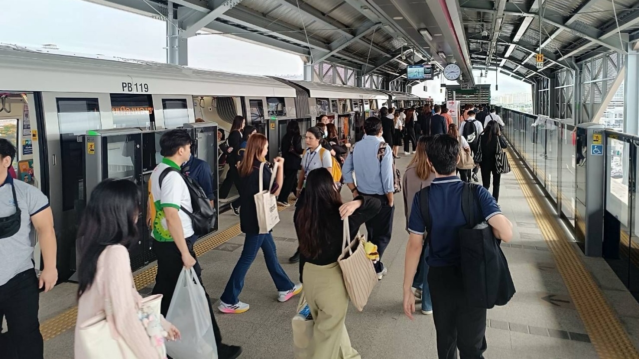 คนแห่ใช้รถไฟฟ้าสายสีชมพูส่วนต่อขยาย ร่วมงาน THAIFEX วันแรกคึกคัก 