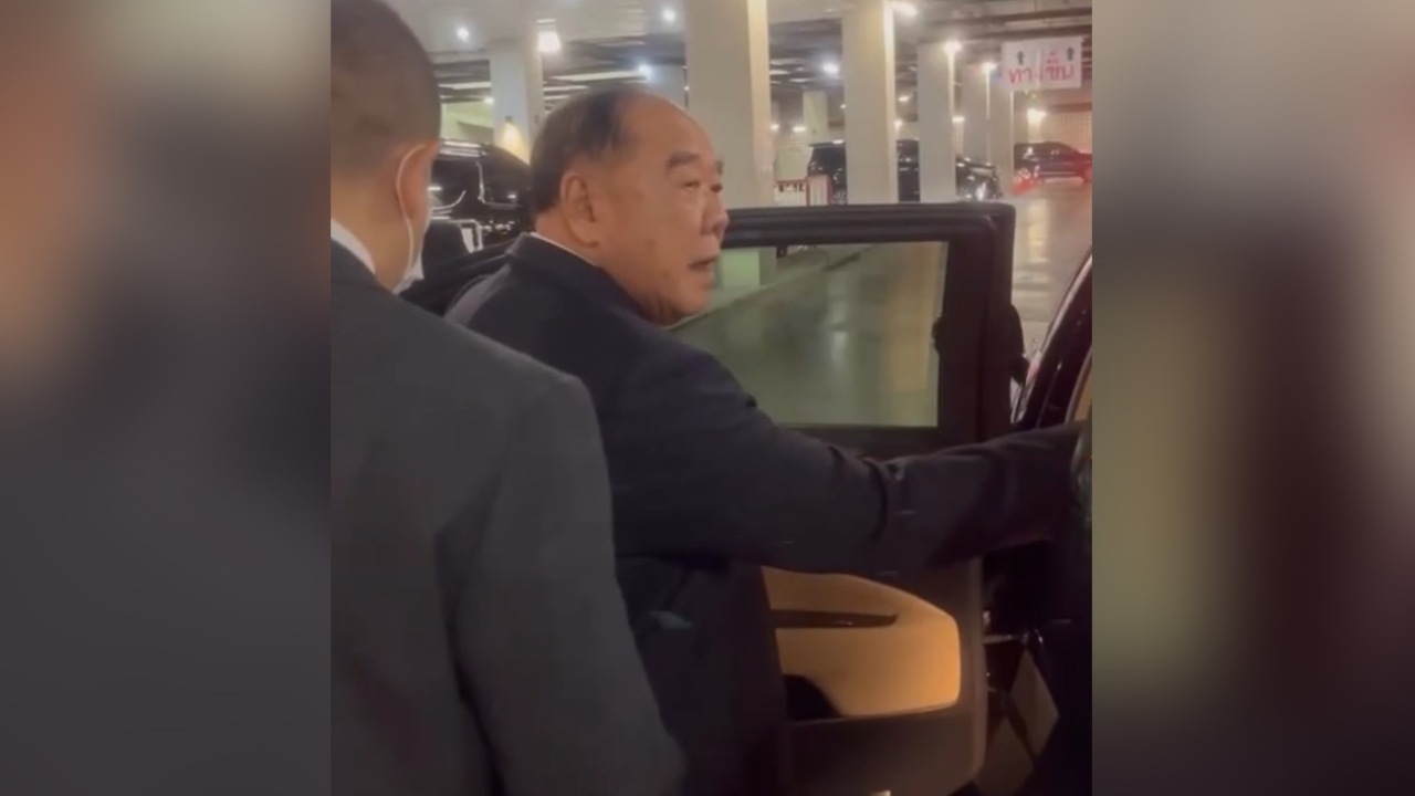 “บิ๊กป้อม” โผล่ลงชื่อร่วมถกงบประมาณ 69 ก่อนนั่งรถส่วนตัวออกไปทันที