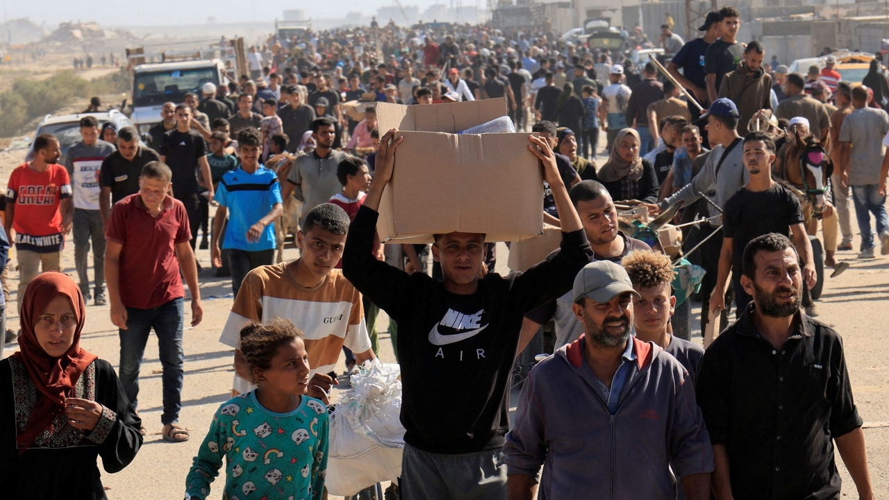 ชาวปาเลสไตน์นับหมื่น แห่รับความช่วยเหลือของสหรัฐฯ ในฉนวนกาซา