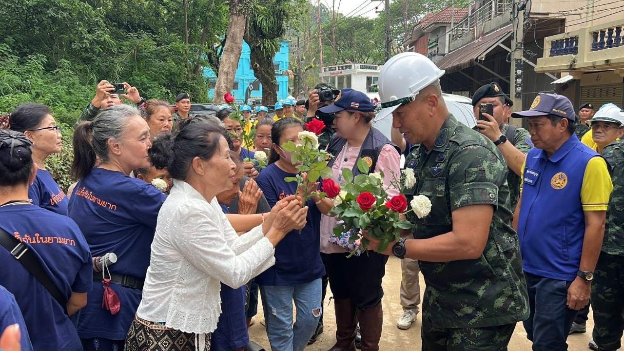 ผบ.ทบ. ลงพื้นที่น้ำท่วมแม่สาย ชาวบ้านชูป้าย "สู้ๆ อย่ายอมเขมร"