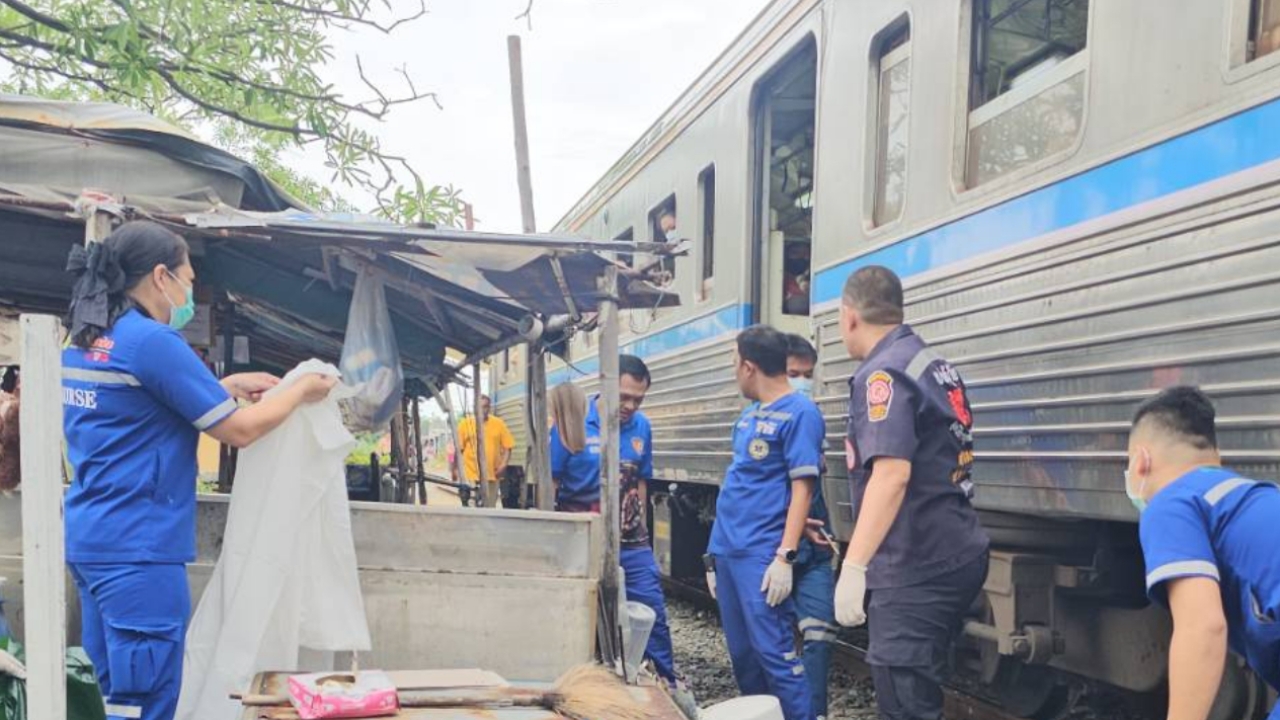 สลด กระบะขับข้ามทางรถไฟ สาวตกใจกระโดดลงโดนรถไฟทับเสียชีวิตคาที่