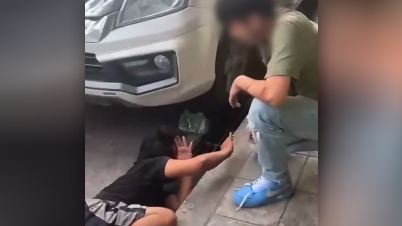 ชายเร่ร่อนเดินจี้ขอเงิน ดวงซวยเจอคนจริงดึงมีดทิ้ง ตามพวกไล่กระทืบเจ็บ