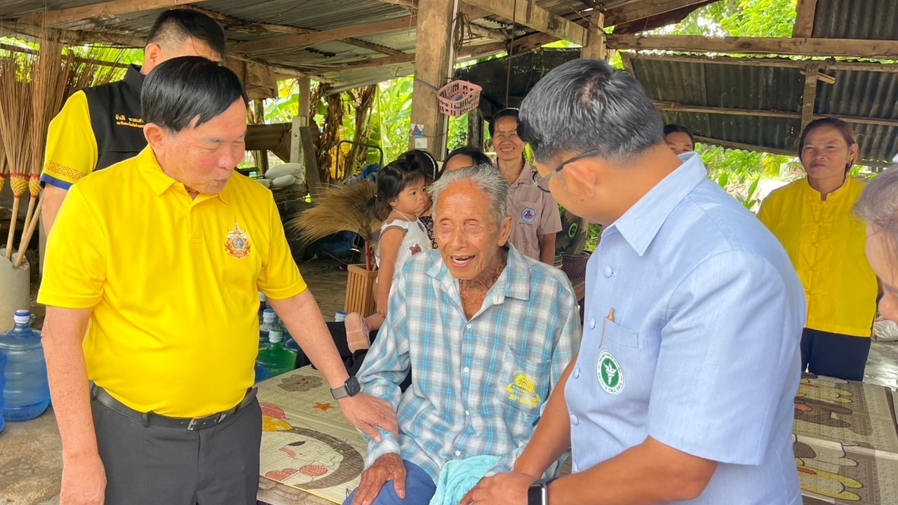 "ปู่ทวด" อายุ 102 ปี ยิ้มแก้มปริ ได้มอบเงินทำบุญที่เก็บจากน้ำพักน้ำแรงให้ รพ.