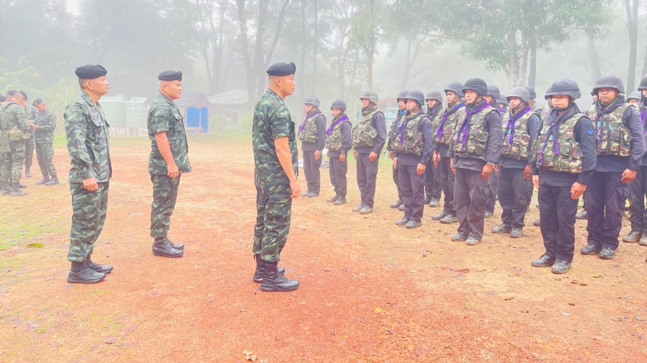 แม่ทัพภาค 2 ค้างคืนฐานช่องบก มอบ "หลวงปู่ทวด-เหรียญหลวงพ่อใหญ่" ปลุกขวัญกำลังพล