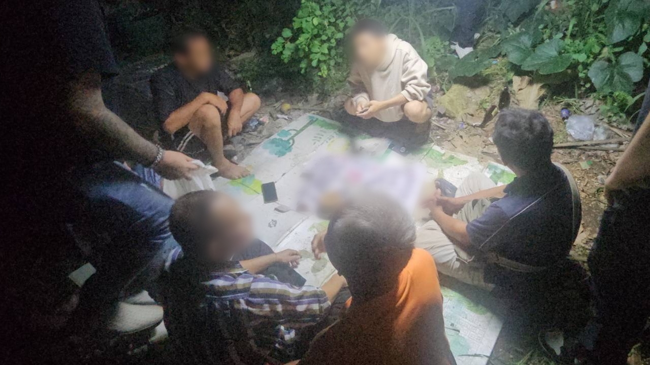 สุดจะทน ชาวบ้านรำคาญ "วงไฮโล" ลุ้นกันเสียงดัง โทรแจ้งตำรวจสัตหีบบุกจับกุม