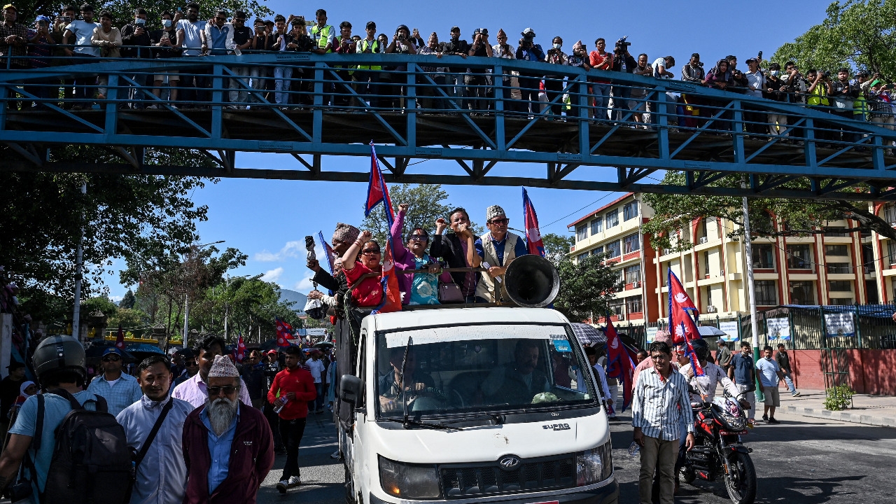 ชาวเนปาลหลายหมื่นคน เดินขบวนเรียกร้องหวนคืนระบอบกษัตริย์ ฟื้นฟูฮินดูเป็นศาสนาประจำชาติ