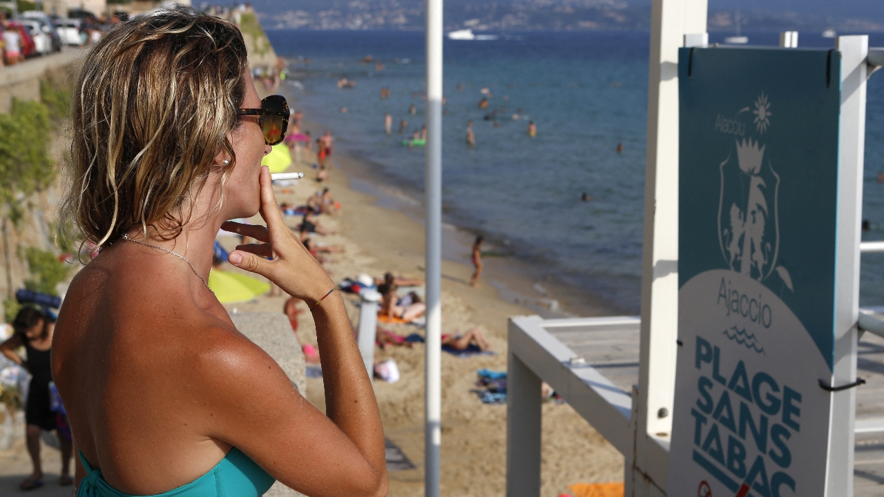 ฝรั่งเศสเอาจริง ประกาศห้ามสูบบุหรี่ ริมชายหาด สวนสาธารณะ และหน้าโรงเรียน เริ่ม 1 ก.ค. นี้