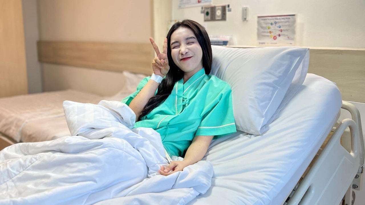 แห่ให้กำลังใจ "หมอโบว์" รักษาช้าง เตรียมผ่าตัดหลังตรวจเจอเนื้องอกที่มดลูก