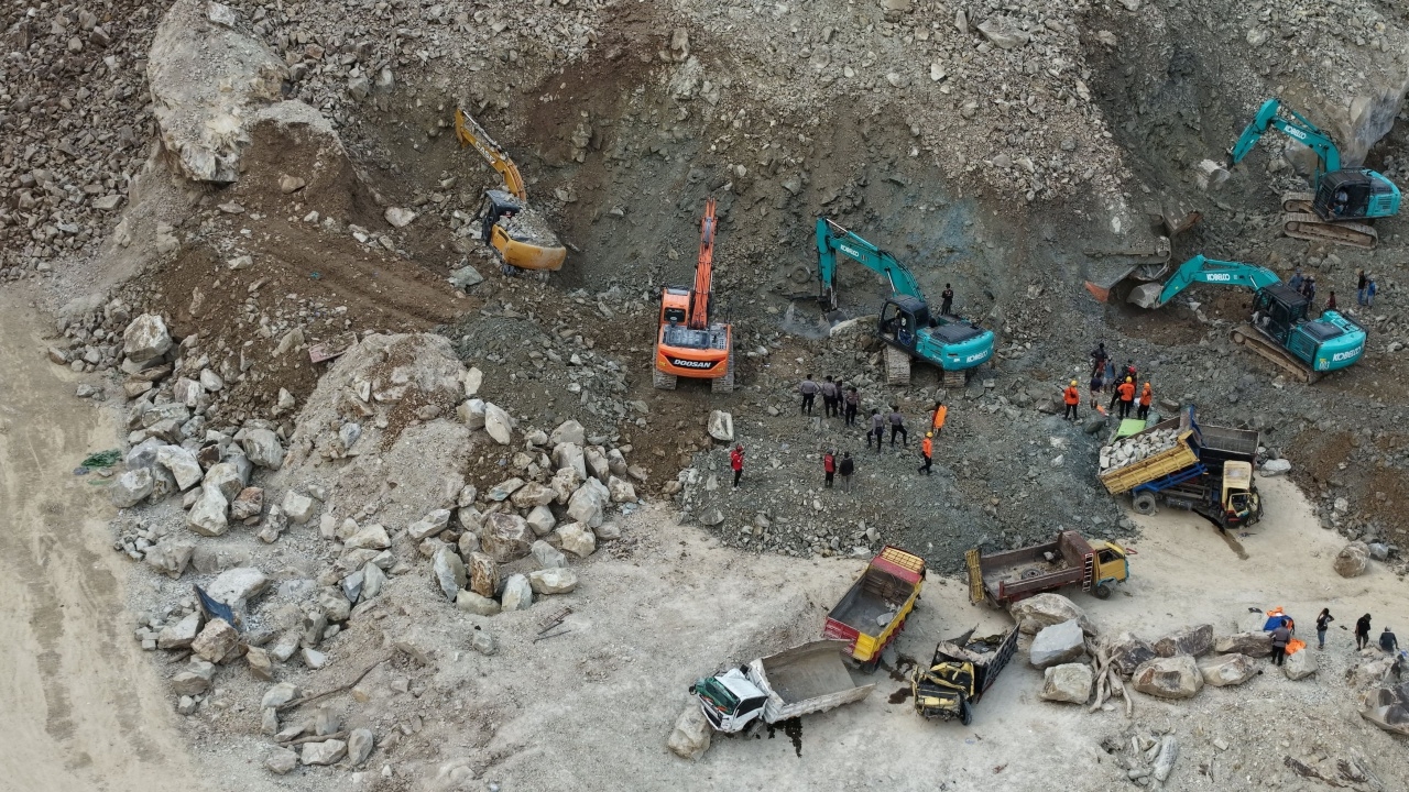 ระทึก วินาทีเหมืองหินอินโดฯถล่ม ทับคนงานดับอย่างน้อย 10 ศพ (คลิป)