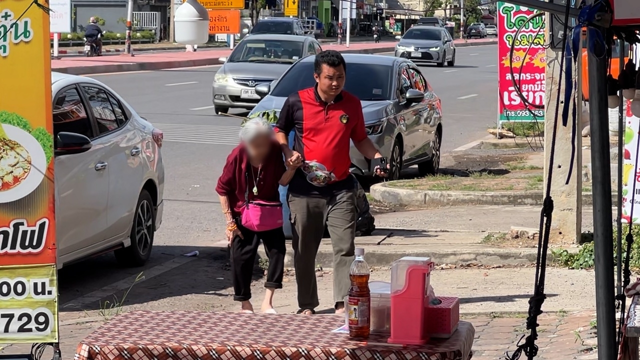 หนุ่มใจบุญ ช่วยพาคุณยายวัย 76 ถูกทิ้งข้างทางไปหาลูก แต่สุดท้ายถูกปฏิเสธ
