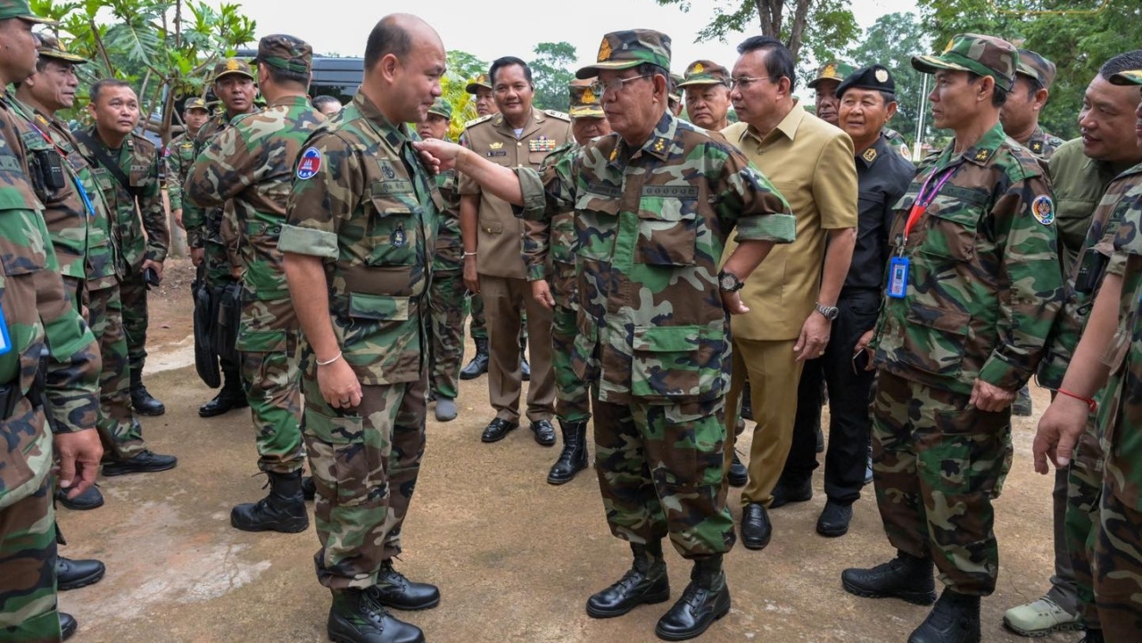 "ฮุน เซน" เดินทางตรวจเยี่ยมชายแดน รับตำแหน่ง เสธ.กองทัพ 