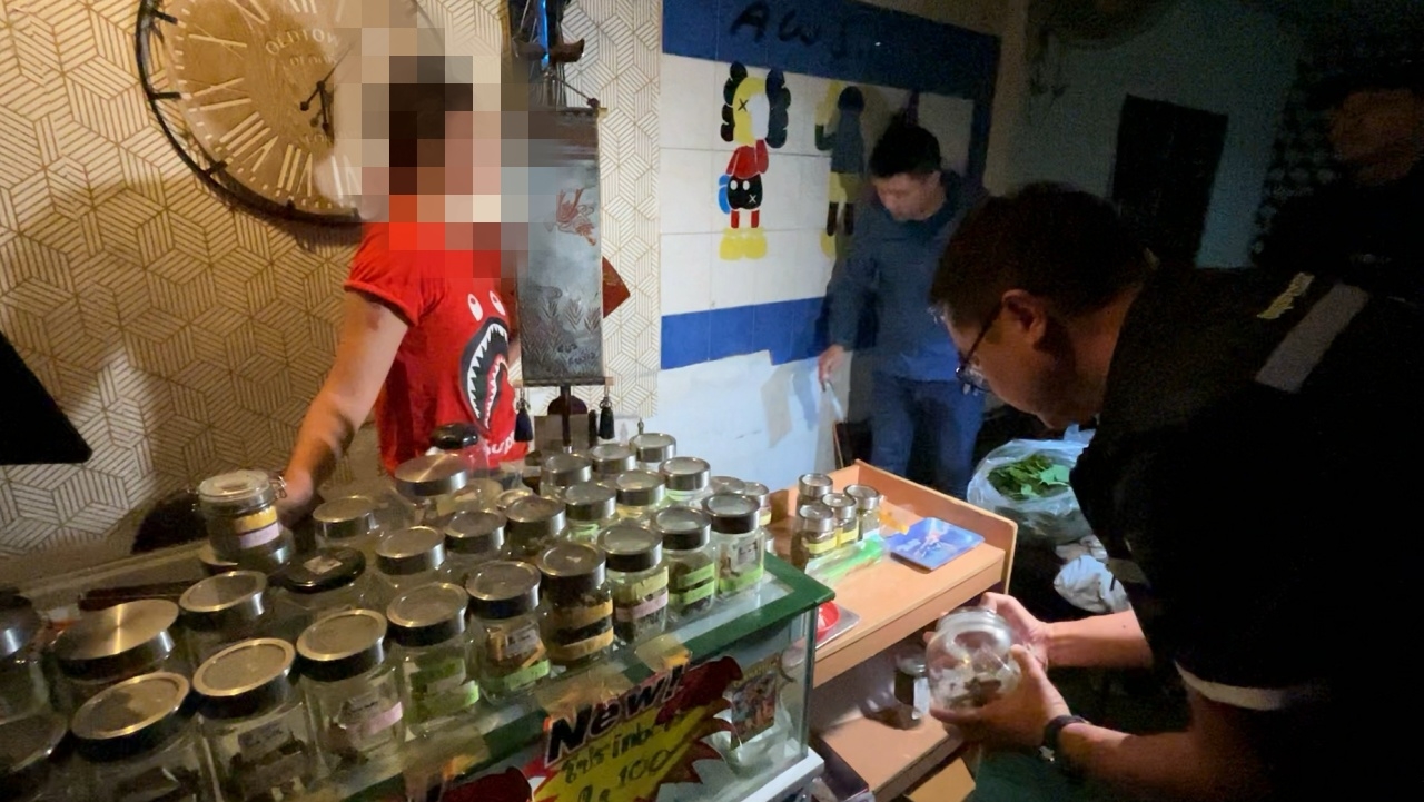 บุกจับร้านกัญชา พบเยาวชนสภาพเมาเป็นสิบ เด็ก 16 รับจ้างดูแลร้าน