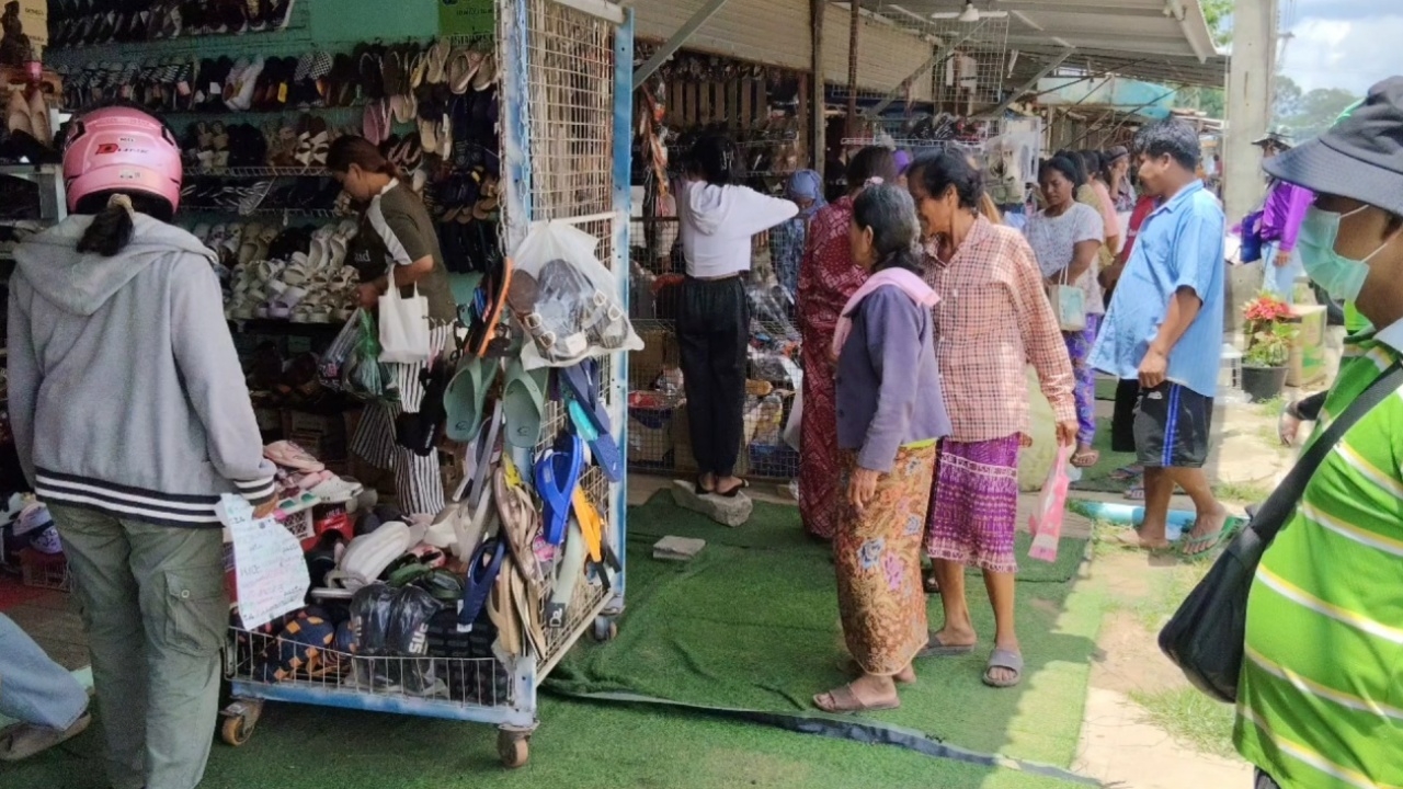 ผู้ค้ากัมพูชาเลหลังขายสินค้า หาเงินไปประทังชีวิตที่บ้านเกิด