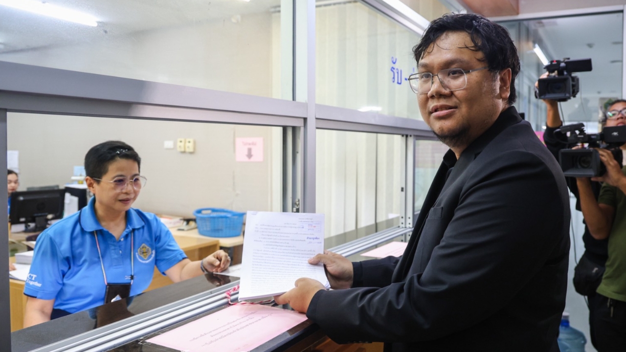 “สกนธ์” บุกร้อง กกต. ชงศาลรัฐธรรมนูญ ยุบเพื่อไทย-พรรคร่วม ปมคลิปเสียงนายกฯ