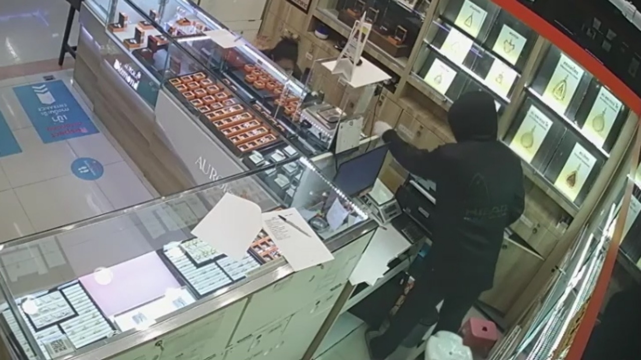 รวบทันควัน หนุ่มชิงทองในห้างฯ 25 บาท ค่ากว่าล้านบาท อ้างเดือดร้อนเรื่องเงิน