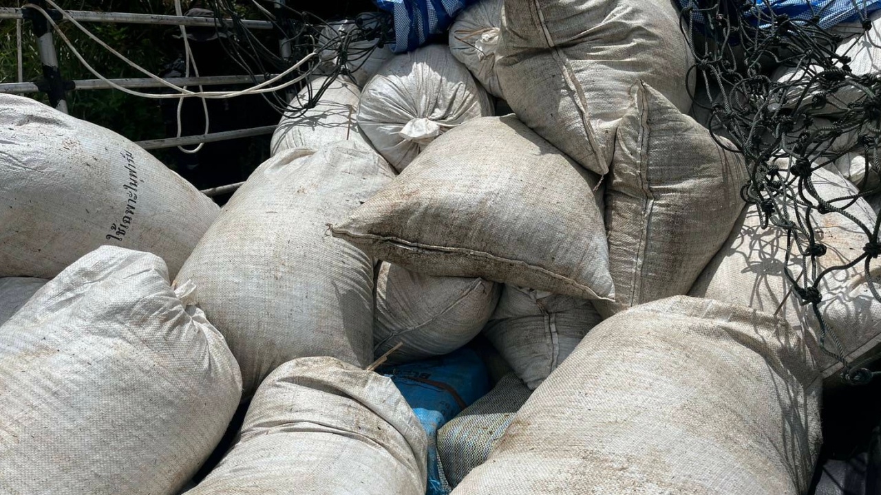 สกัดจับได้อีกลอตใหญ่ยาบ้า 3 ล้านเม็ด ซุกรถกระบะแบบคอก ล็อกได้ 1 หนี 2