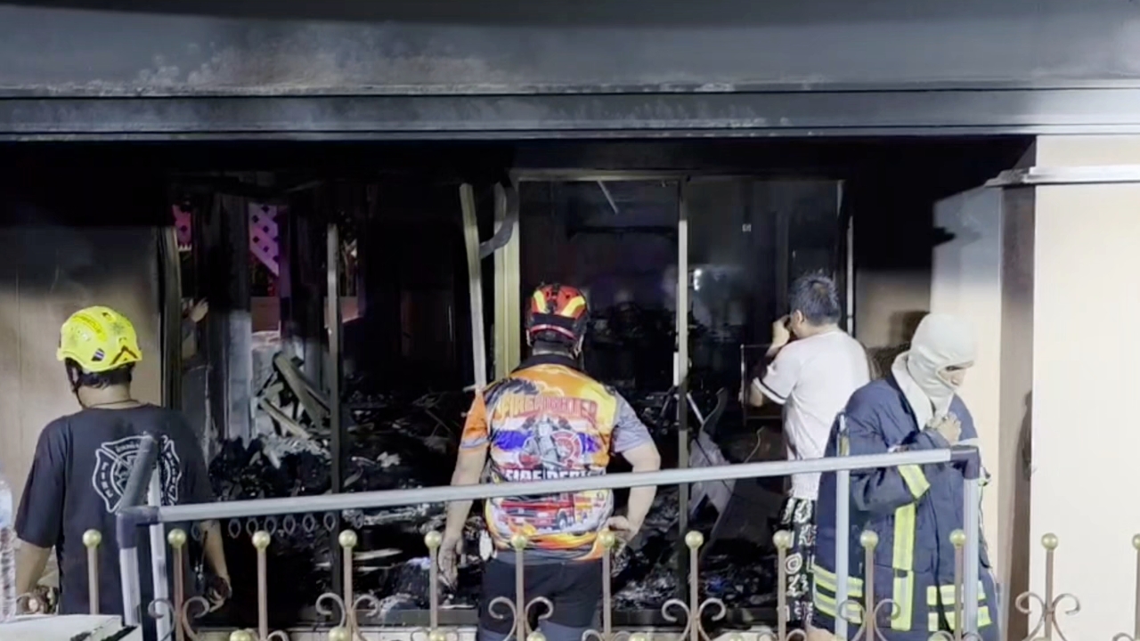 สลด ไฟไหม้บ้านเดี่ยว คลอกแม่ป่วยติดเตียงดับ ลูกชายสาหัส เบื้องต้นยังไม่ทราบสาเหตุ