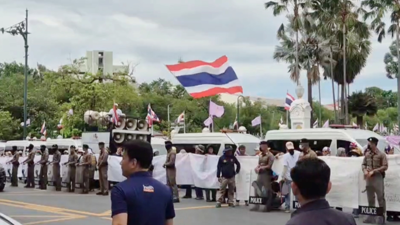 คปท. ตั้งขบวนถือป้ายผ้าล้อมรั้วทำเนียบรัฐบาล สื่อสารถึง "นายกฯ อิ๊งค์" ลาออก