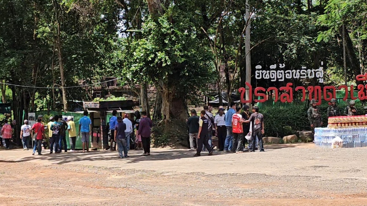 ปราสาทตาเมือนธมคึกคัก พระเขมรสวดมนต์ขอให้สถานการณ์ชายแดนไทย-กัมพูชา สงบสุข