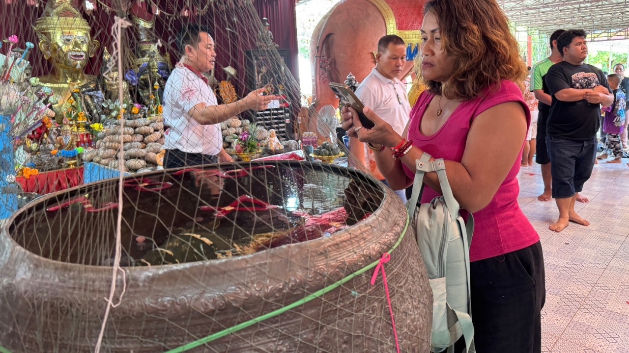 สาวสมหวังมาแก้บน "ปู่ฤาษีพรหมเมศ" ไม่พลาดส่องเลขเด็ดอ่างน้ำมนต์ลุ้น 1/7/68