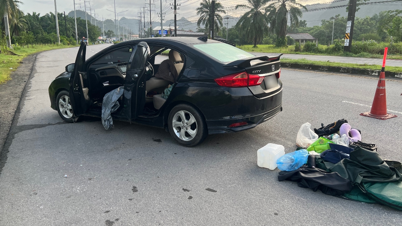 ตำรวจรวบคาด่าน 2 ผู้ต้องหาลอบขนระเบิดจากชายแดนใต้ ซุกในรถยนต์