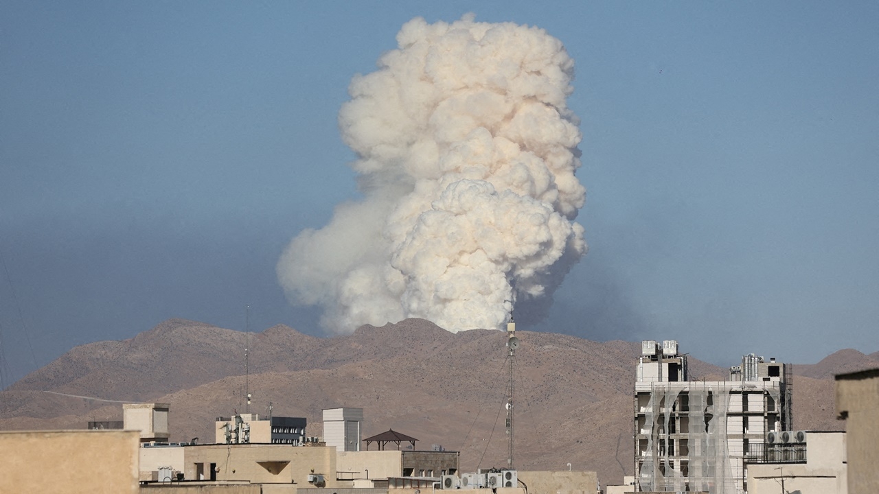 อิสราเอลถล่มที่มั่นทหาร-เรือนจำชื่อฉาวของอิหร่าน โจมตีระบบไฟฟ้าทำไฟดับ