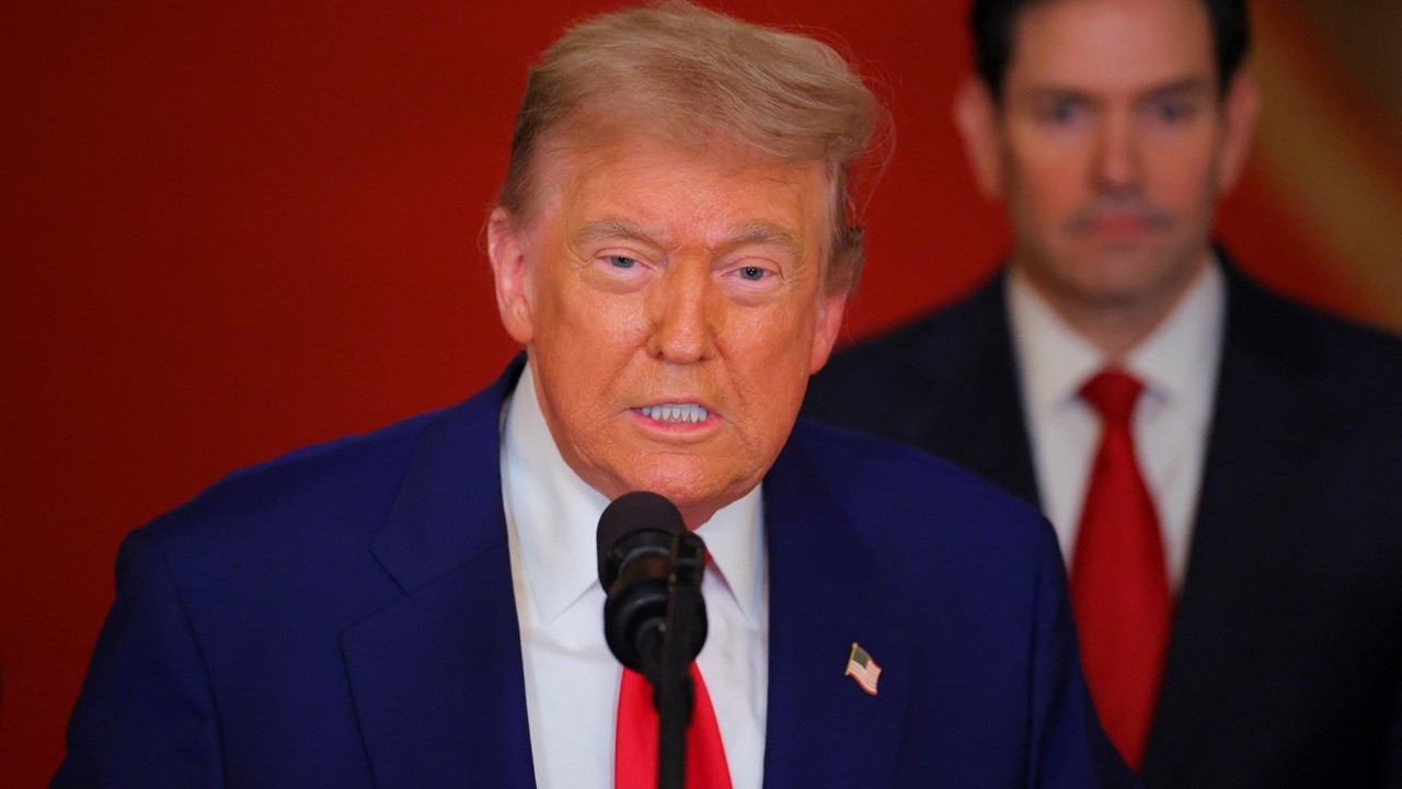 ทรัมป์โพสต์ถาม ทำไมไม่มีการเปลี่ยนรัฐบาลในอิหร่าน หลังถล่มฐานนิวเคลียร์