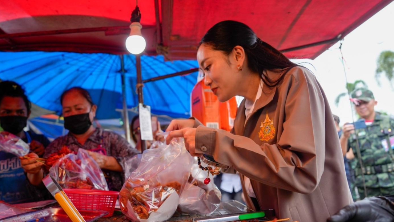 “อิ๊งค์” ซื้อไก่ย่าง-ชาไทย เลี้ยงจนท. ค่ายสุรสิงหนาท ไม่ตอบเรือน้ำมันจอดท่าสีหนุวิลล์