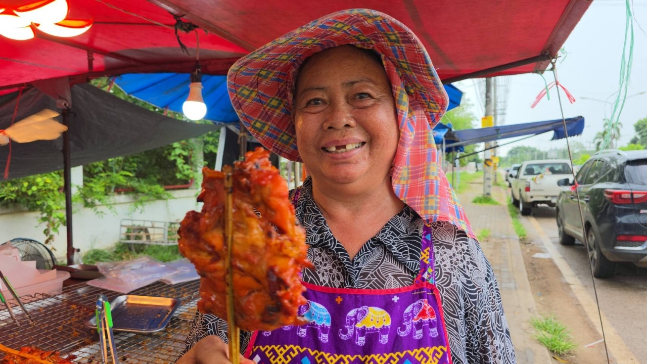 ป้าขายไก่ สุดปลื้ม “นายกฯ อิ๊งค์” เหมาหมดร้าน บอกเหมือนเทวดามาโปรด ตัวจริงสวยมาก