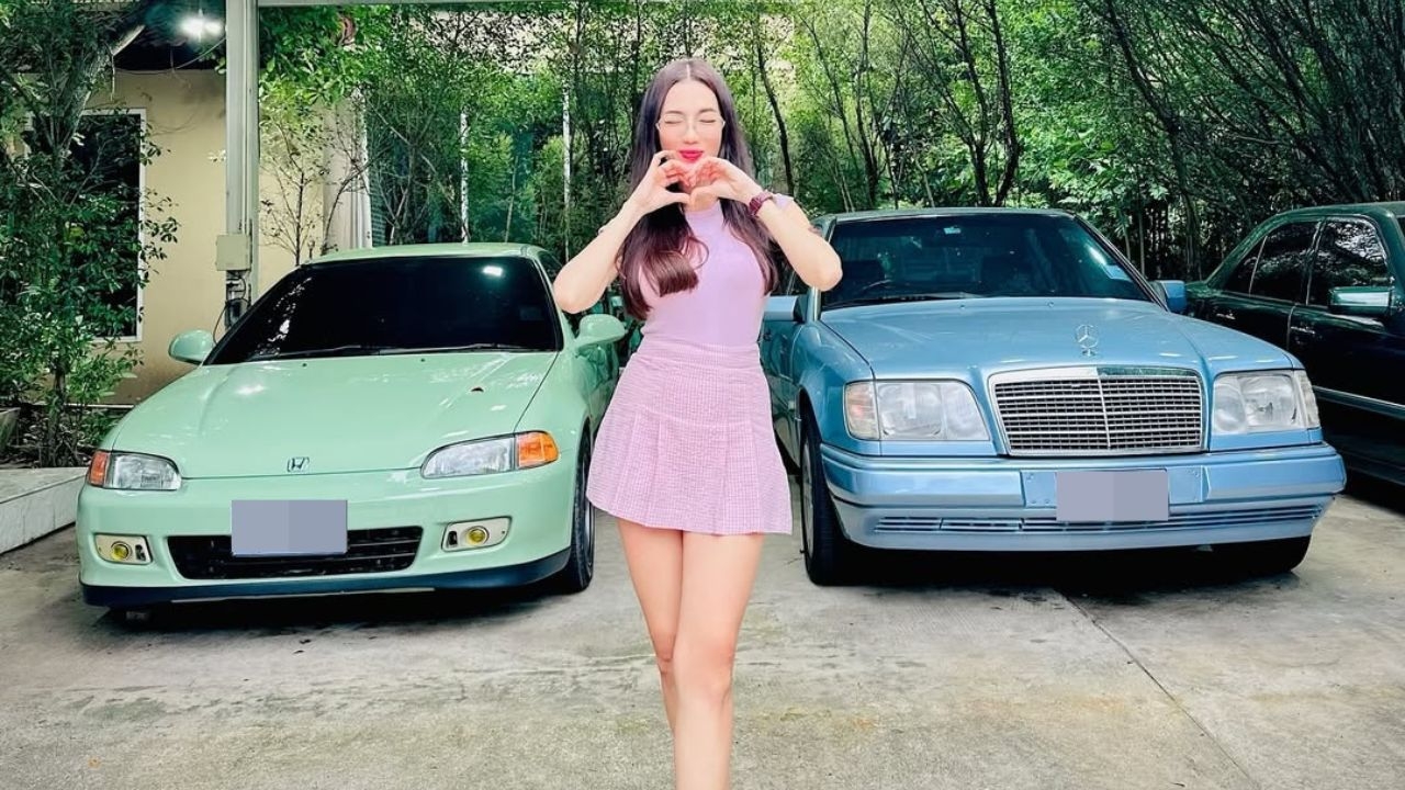 อ๋อม สกาวใจ ยืนถ่ายรูปคู่รถเก่า 2 คัน แต่คอหวยโฟกัสเลขทะเบียนเหมือนกันเป๊ะ