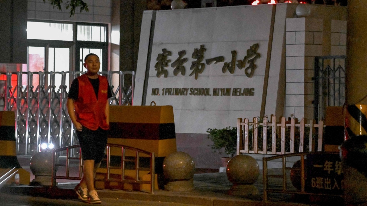 ระทึก รถพุ่งชนคนใกล้โรงเรียนประถมในปักกิ่ง มีผู้บาดเจ็บจำนวนมาก 