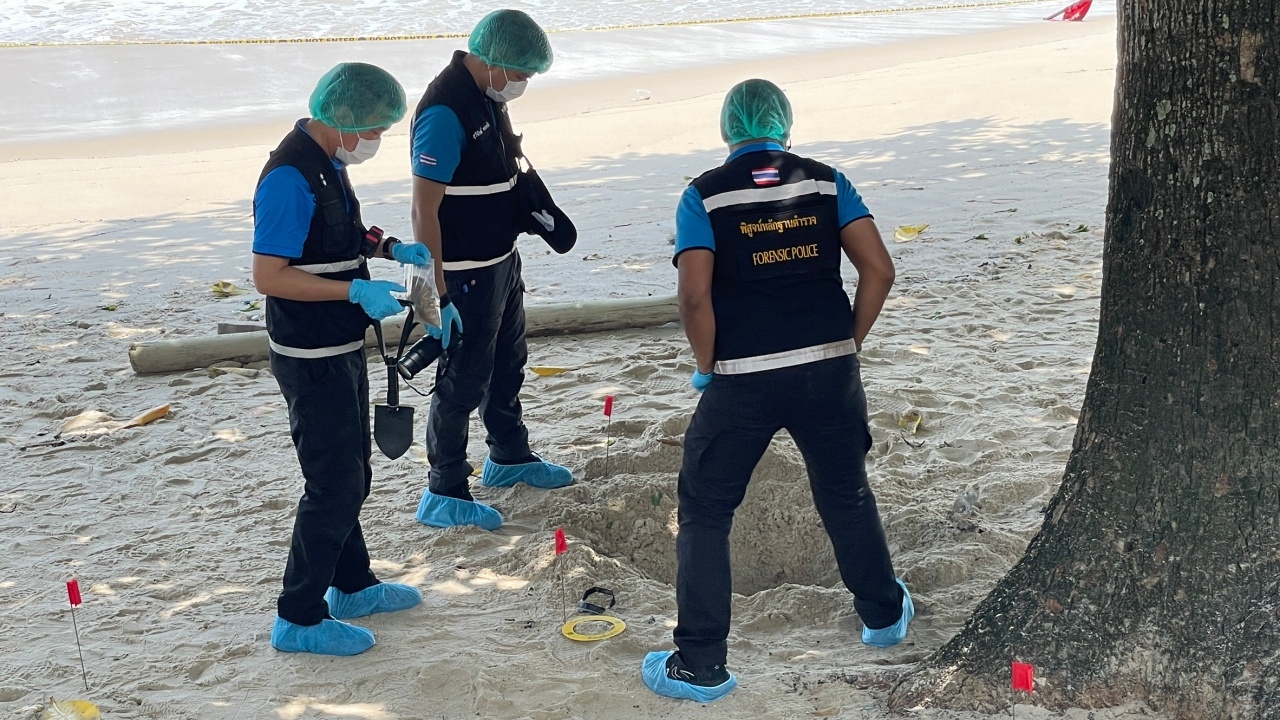 ภูเก็ตเจอเพิ่ม วัตถุต้องสงสัยถูกฝังใต้ผืนทรายหาดป่าตอง เจ้าหน้าที่ยิงทำลายแล้ว