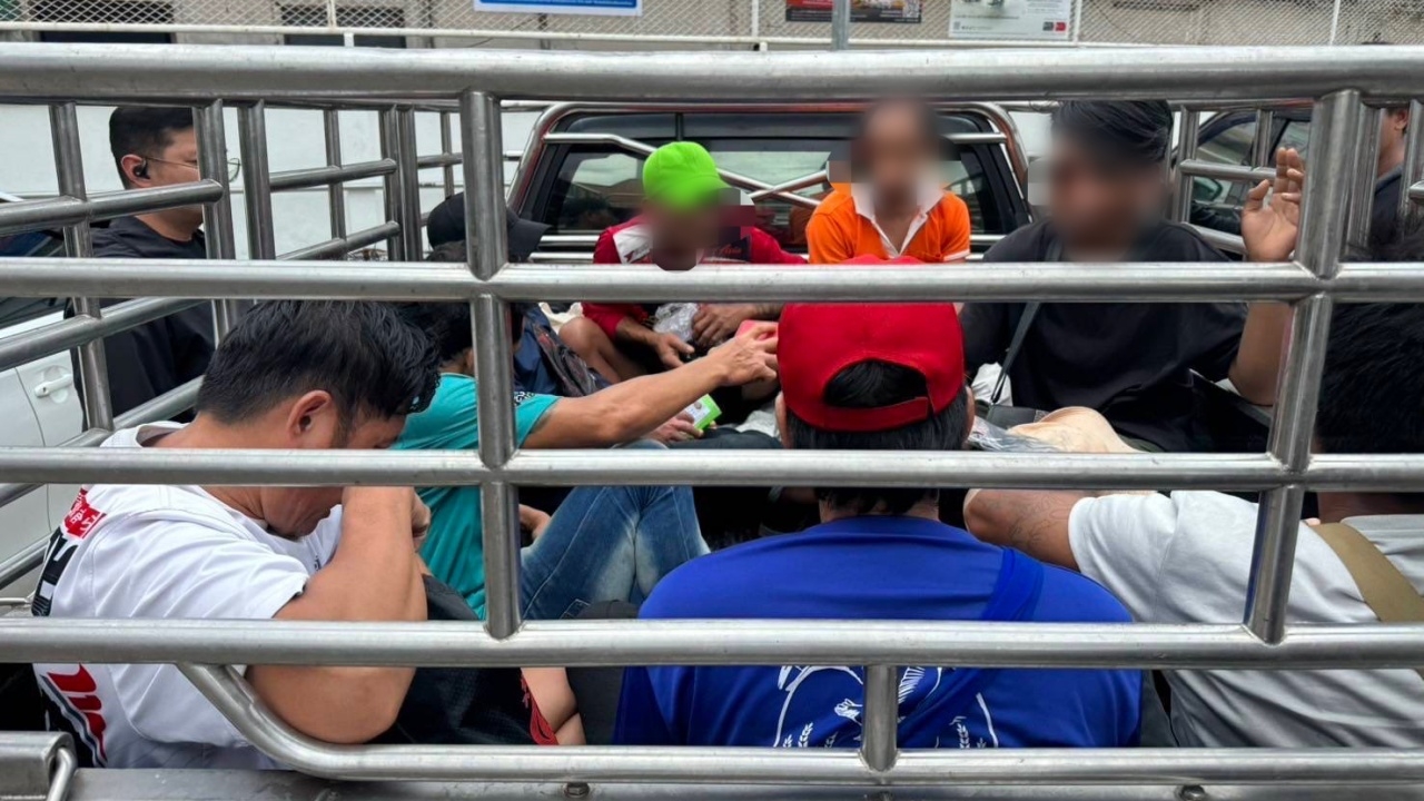 ตำรวจสกัด "กลุ่มคนต่างด้าว" ต้องสงสัย 8 ราย ใกล้พื้นที่ชุมนุมอนุสาวรีย์ชัยฯ