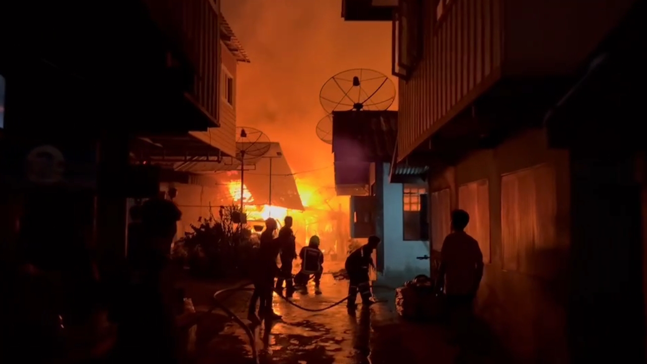 ระทึก ไฟไหม้ชุมชนโรงฟืน บ้านวอด 5 หลัง รถถูกเผา เสียหายเกือบ 10 ล้าน