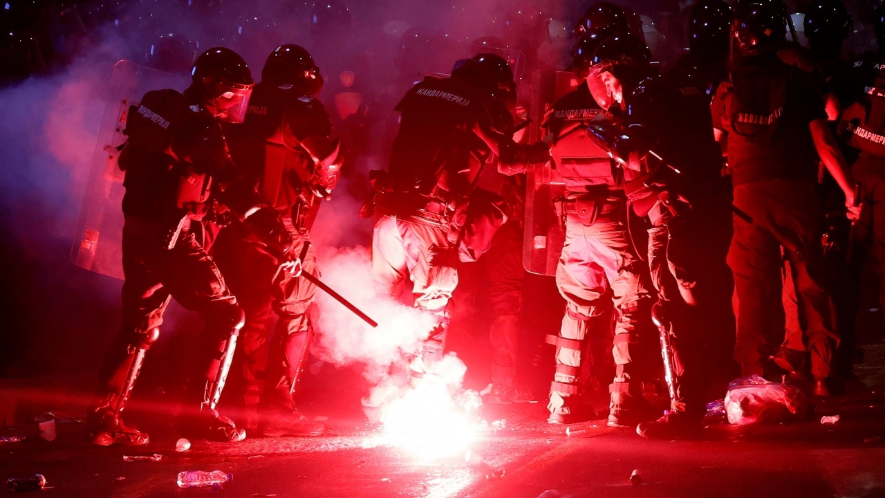 ตำรวจเซอร์เบียปะทะผู้ประท้วงต่อต้านรัฐบาล