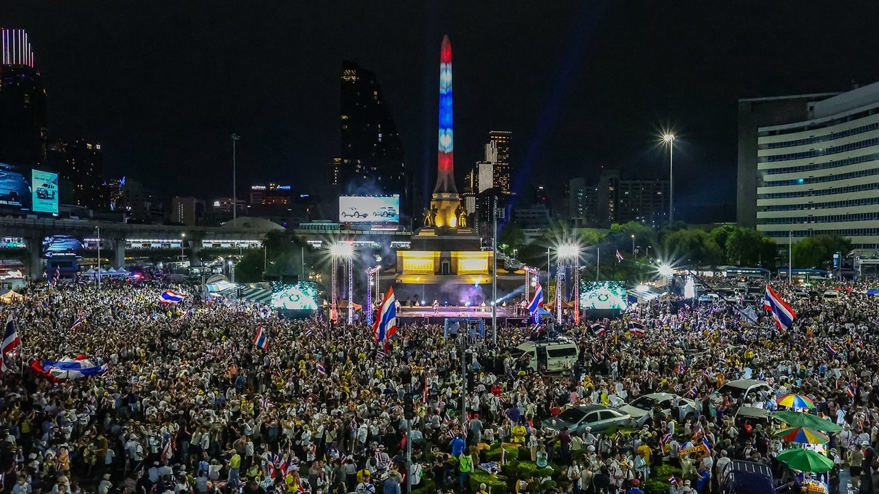 อนุสาวรีย์ชัยฯ ม็อบแน่น แสดงพลังปกป้องอธิปไตย แกนนำปราศรัยฉะเดือด ปมคลิปเสียงคุย "ฮุน เซน"