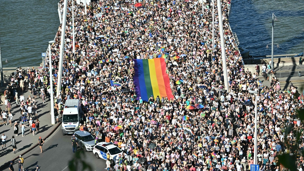 ชาวฮังการีท้าทายคำสั่งรัฐบาล ผู้คนนับแสนร่วมงานบูดาเปสต์ ไพรด์